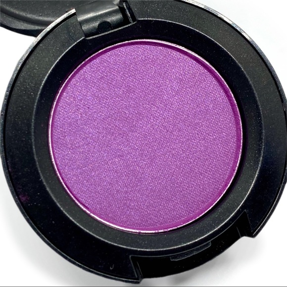 MAC Eyeshadow “Vibrant Grape” NWOB Limited Edition - Picture 3 of 7